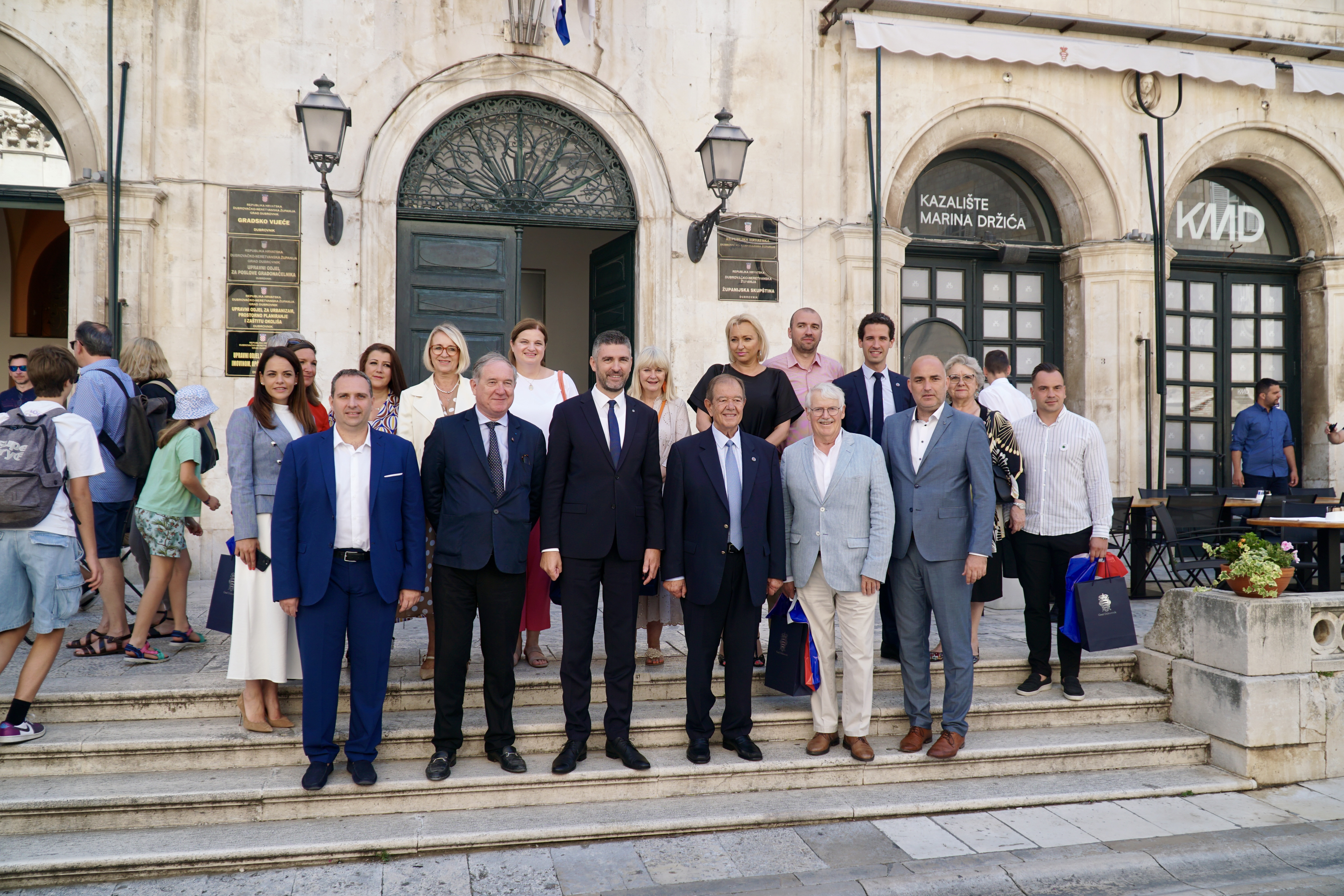 Foto di gruppo delle delegazioni delle città gemellate, davanti al palazzo comunale 