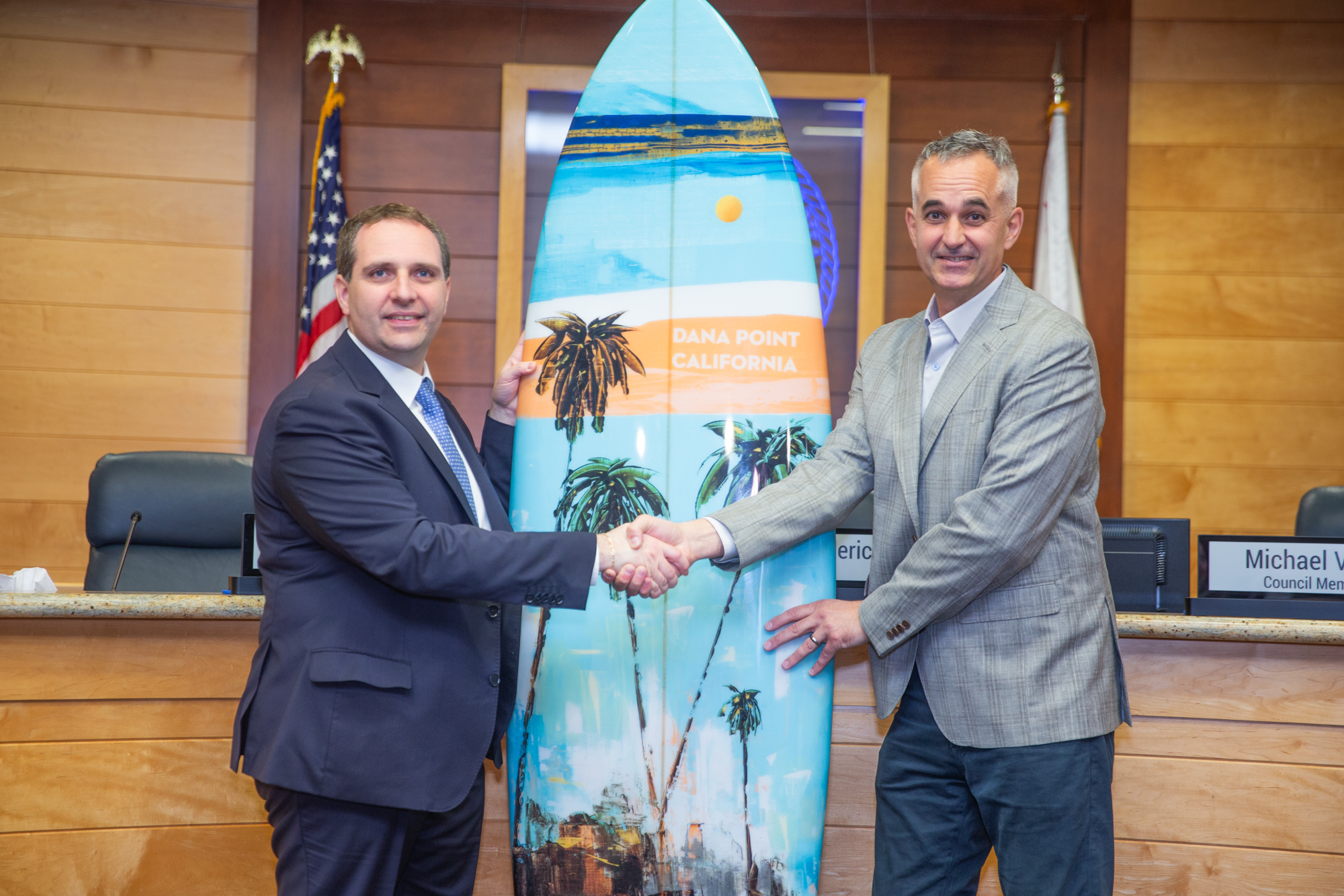 Nella foto, il presidente del consiglio comunale di Sorrento, Luigi Di Prisco e il sindaco di Dana Point, Jamey M. Federico, con un surf, simbolo della città californiana, donato a Sorrento